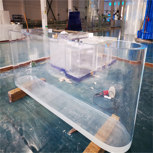 現代のデザインでアクリルパネルが好まれる理由は何ですか？