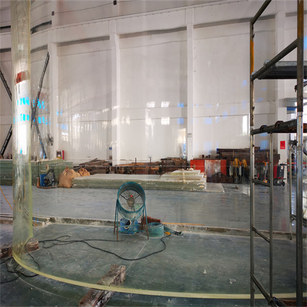 Kolosal bir akrilik akvaryumda sualtı meraklarını yakından tanıyanız.