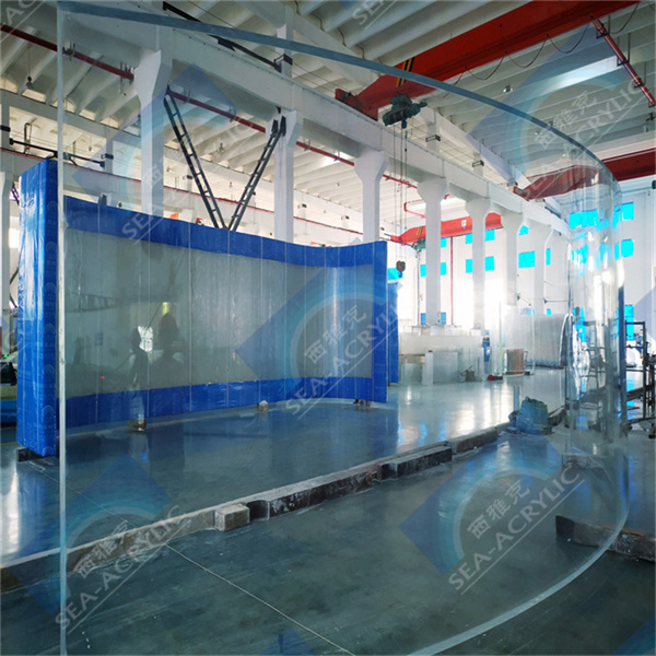 Сучасныя эстэтыка сустракуюцца з функцыянал’насцю ў басейне з акрыловым стеклом