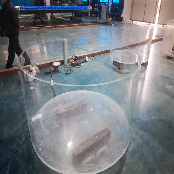 Crie um ponto focal impressionante com uma piscina de acrílico