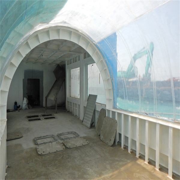 Desfrute de água cristalina em sua piscina de acrílico ao ar livre