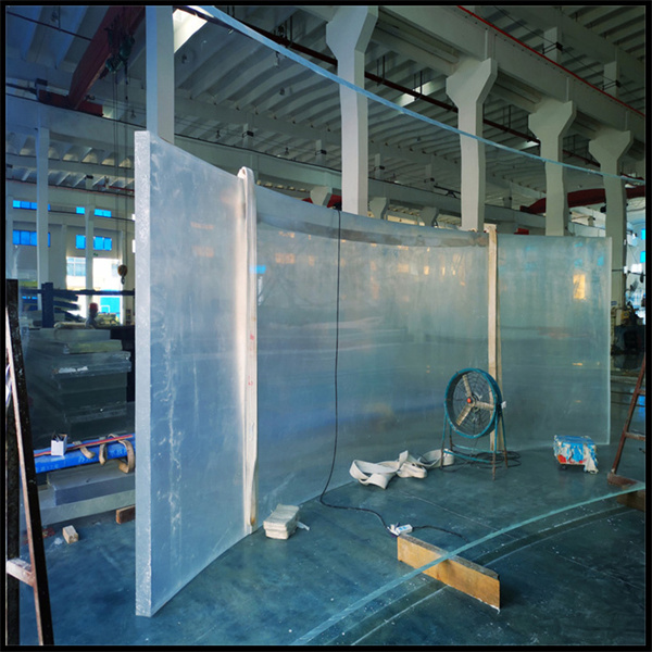 Denizi salonunuza getirin büyük bir akrilik silindir akvaryumu ile.