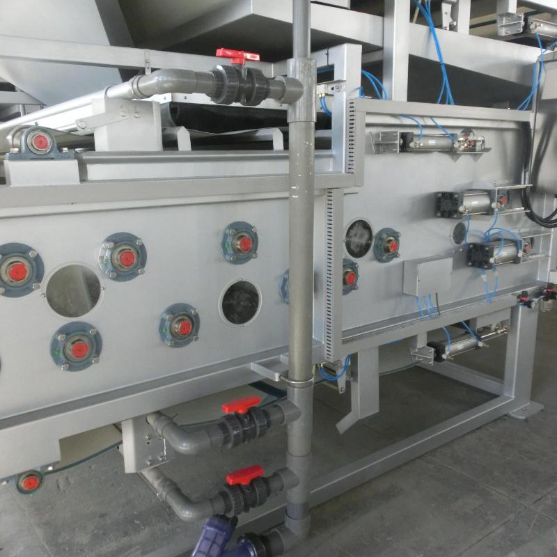 Жумушта жетиштерин алып ташуу үчүн кеме тартучу машиналары