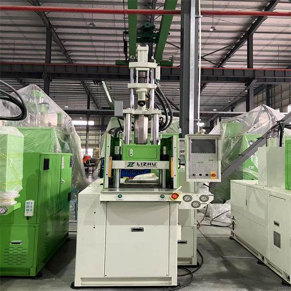 Prozkoumání různých typů svislých plastovacích strojů