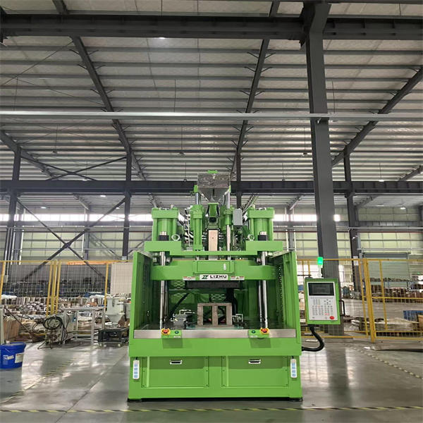 Zvyšujeme efektivitu a produktivitu pomocí našich svislých vstřikovacích strojů