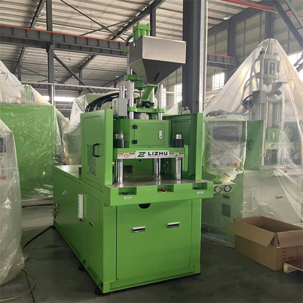 Elevando los estándares de fabricación con soluciones de moldeo por inyección vertical híbrida.