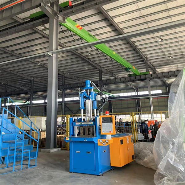 Aangepaste ontwerpen eenvoudig gemaakt met verticale inlegspuitgietmachines