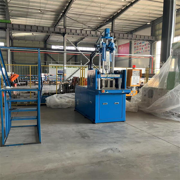 Veelzijdige oplossingen voor inlegspuitgietbehoeften met verticale machines