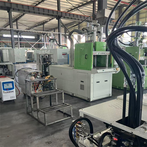 Advantages of vertical injection molding in Italy.