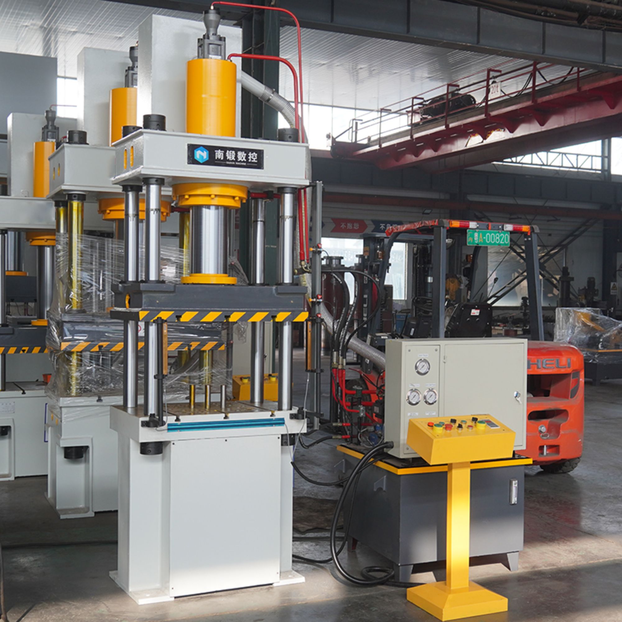 How does the hydraulic cushion in the 100-ton deep drawing machine enhance the drawing process?