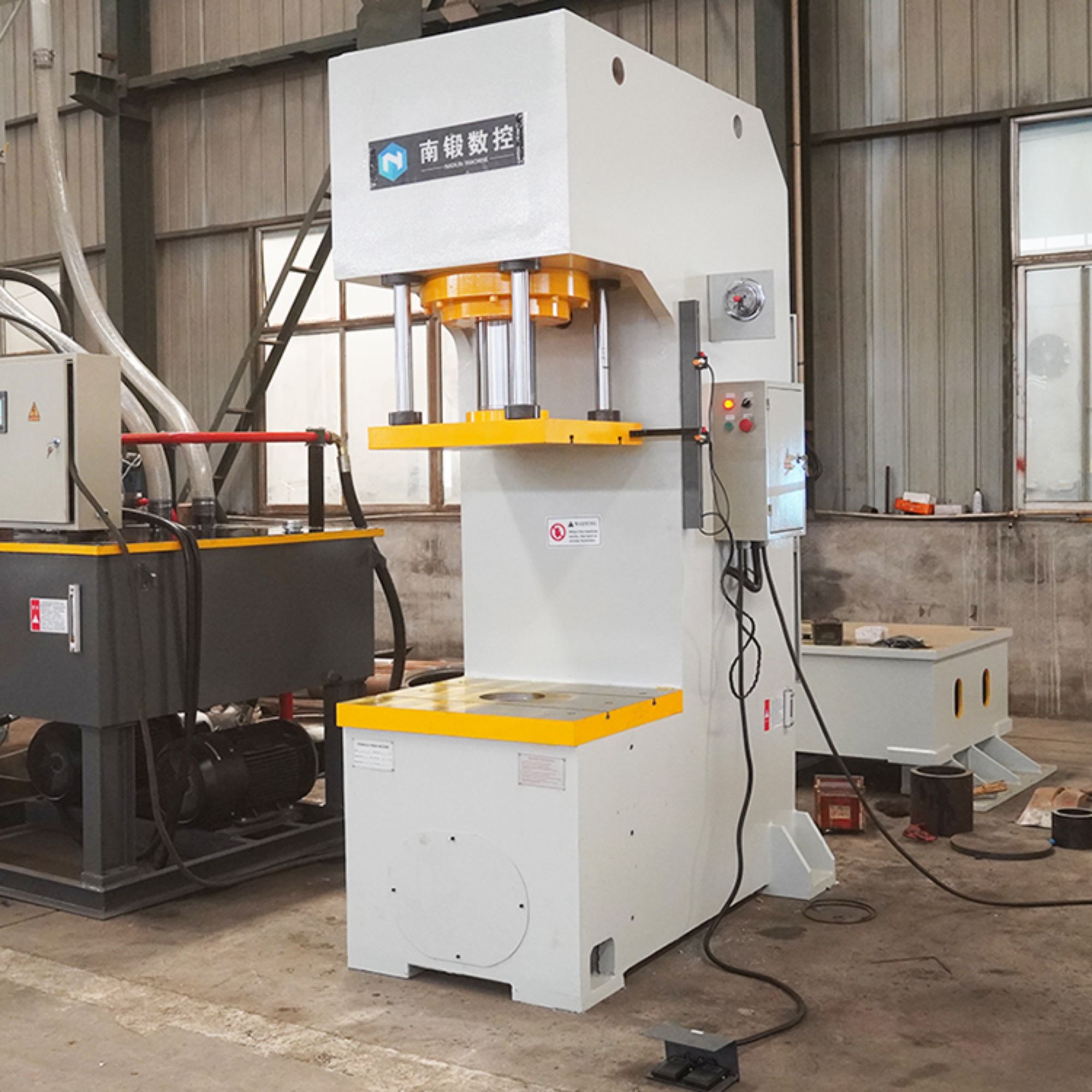 What are the common troubleshooting steps if a 200-ton C-frame hydraulic press experiences a drop in pressure?