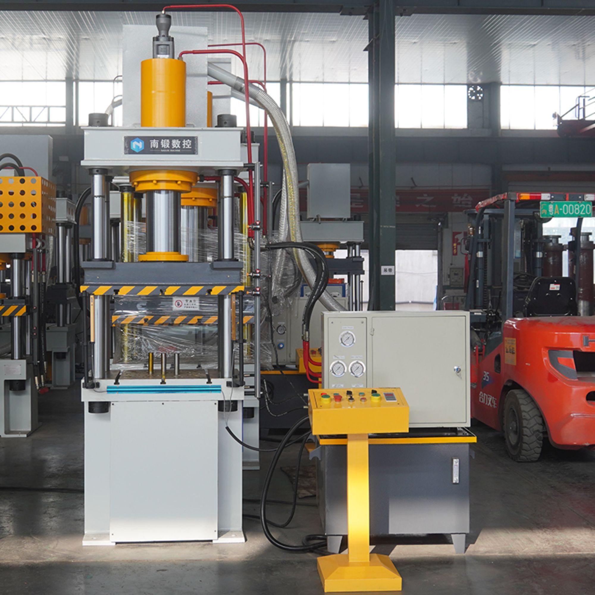 Can the 100-ton deep drawing machine be customized for specific industrial applications?