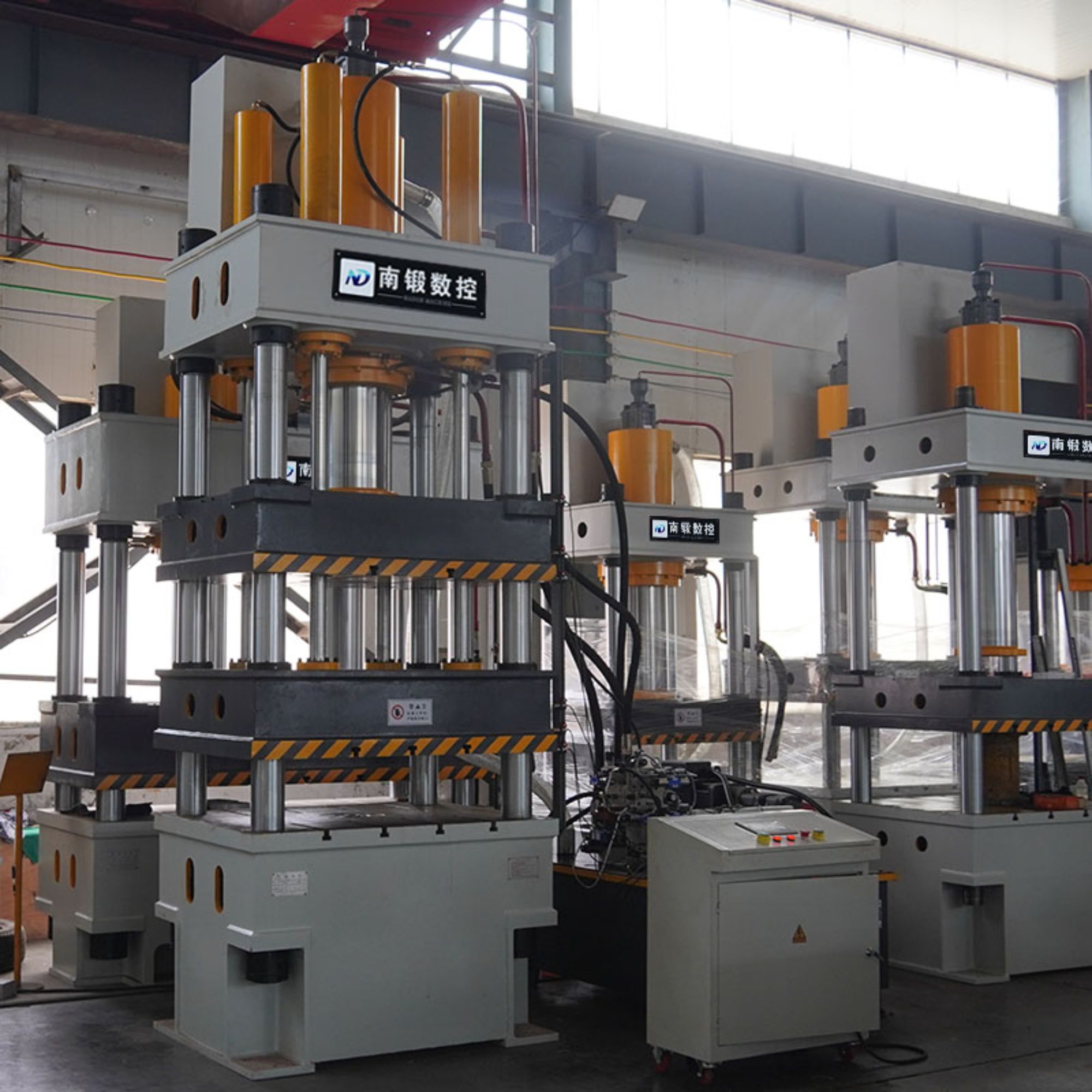 Can the YD28-315T Double-Action Hydraulic Drawing Press accommodate various sheet metal thicknesses and materials?