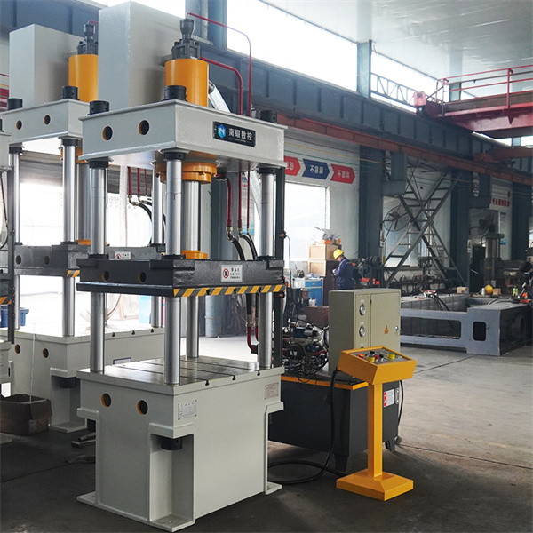 다양한 소재와 작업을 처리할 수 있는 다용도 기계