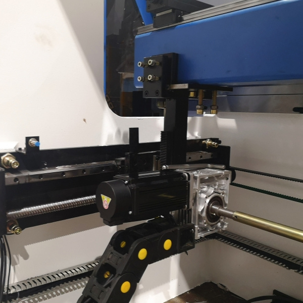 Achieving accuracy with hydraulic press brake technology
