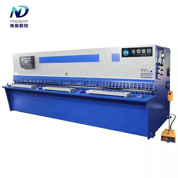 Vertrauen Sie auf unsere vielseitige hydraulische Metallschere für glatte und präzise Metallschnitte