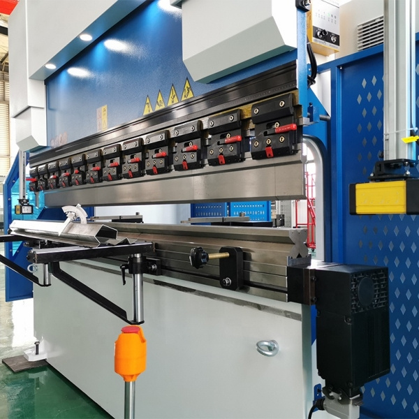 Irradia più Gruppi Muscolari con il Versatile Bending Press