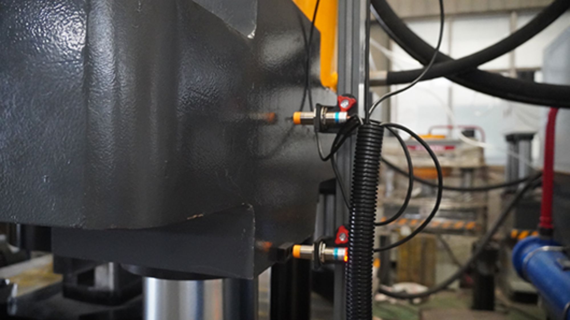 電動油圧プレスが製造業をどのように革新するかについて説明します。