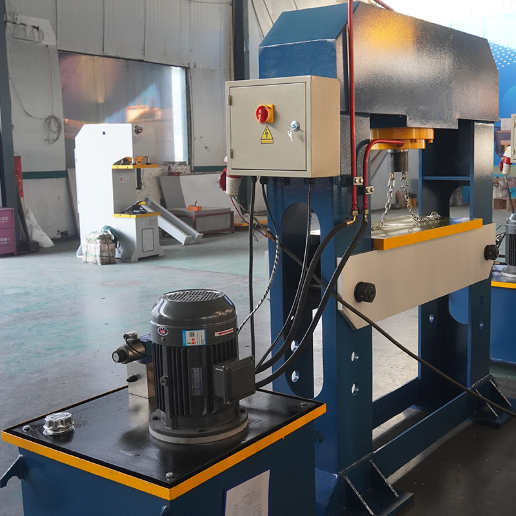 ارفع مستواك في معالجة المعادن باستخدام ماكينة قص المعادن الهيدروليكية