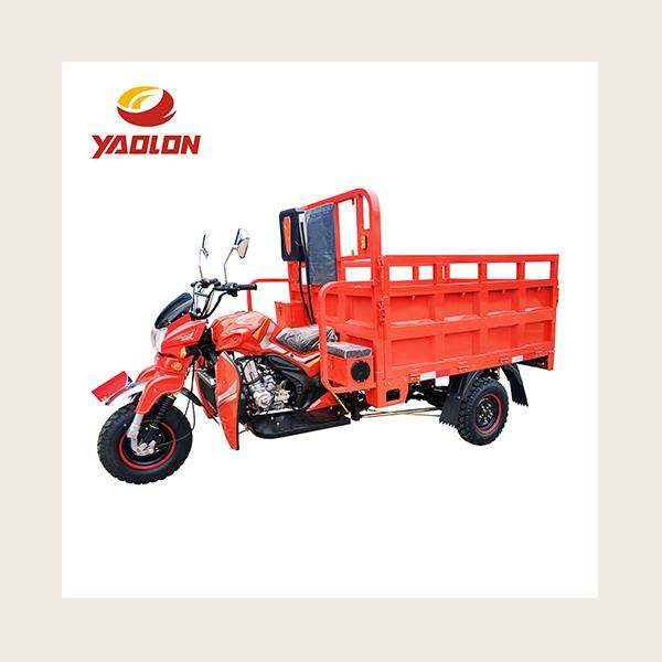 سوزاندن مغامرات خود با یک سه چرخه با موتور بنزین