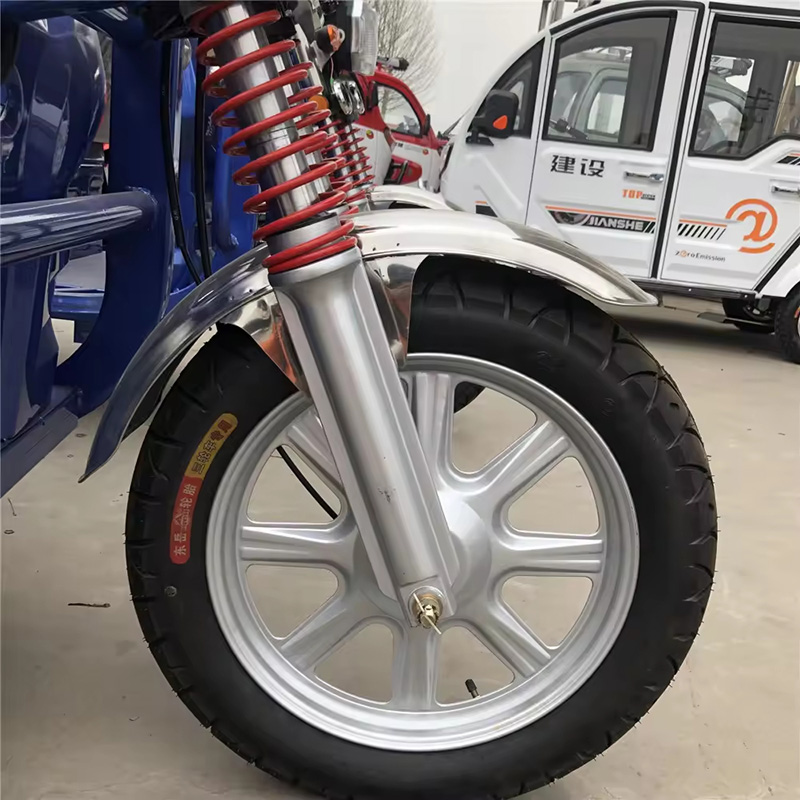 Circule com segurança em todas as condições climáticas em uma motocicleta de 3 rodas com teto