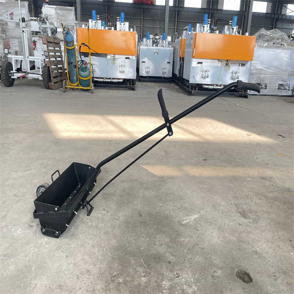 صيانة الطرق المبسطة باستخدام ماكينات حديثة لطلاء علامات الطرق