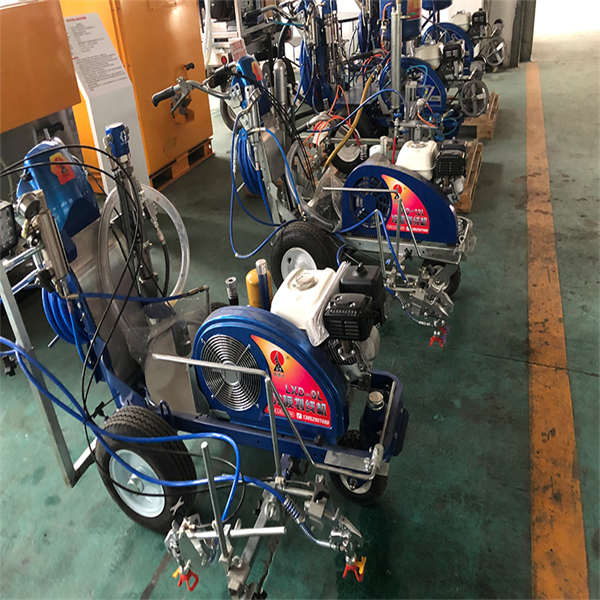 อุปกรณ์ของเราประกอบด้วยคุณสมบัติและชิ้นส่วนพิเศษที่ช่วยให้คุณสามารถทาสีเส้นตรงและเส้นที่เท่ากันบนถนนได้