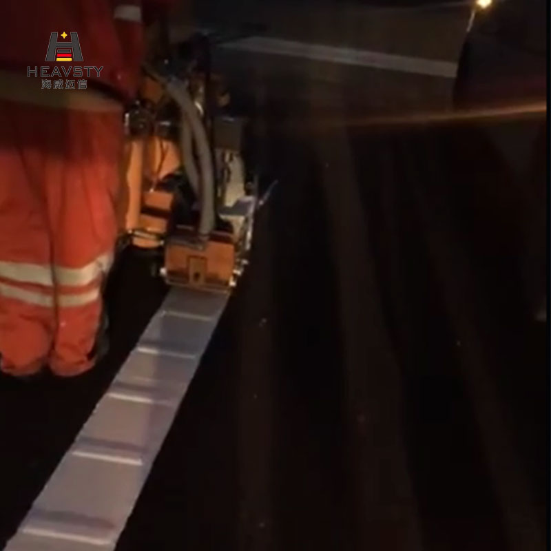 استمتع بخدمة عملاء لا تُضاهى ورضا العملاء مع شاحنة رسم الخطوط الخاصة بنا