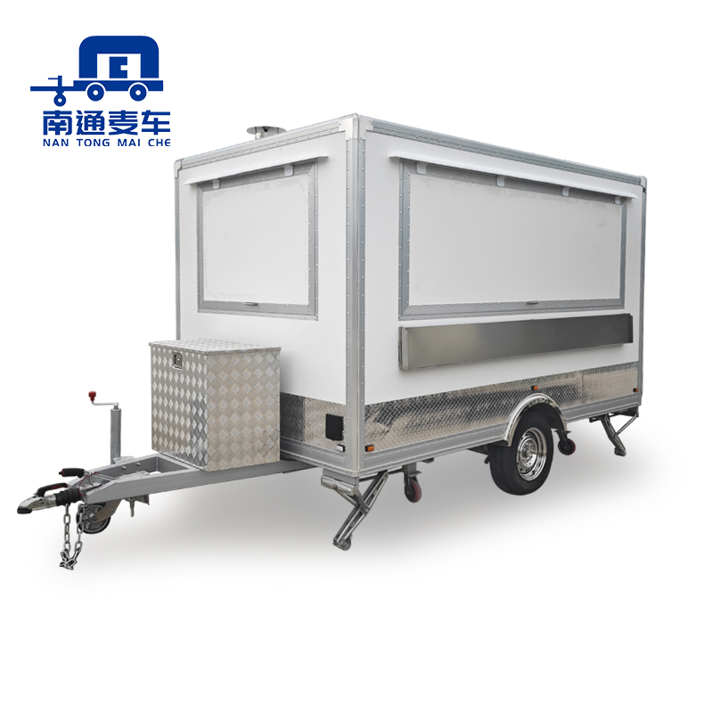 Consegniamo felicità direttamente nel tuo punto vendita con il nostro camioncino mobile per gelati