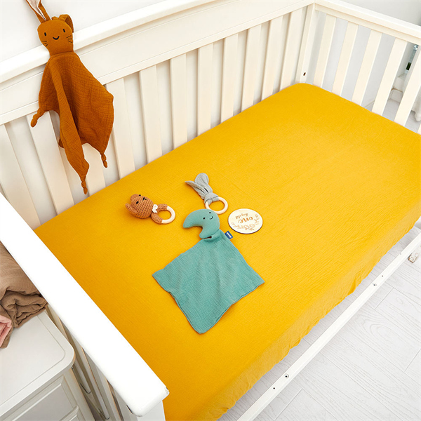 الأمان في أوراق الموسلين للسرير: 