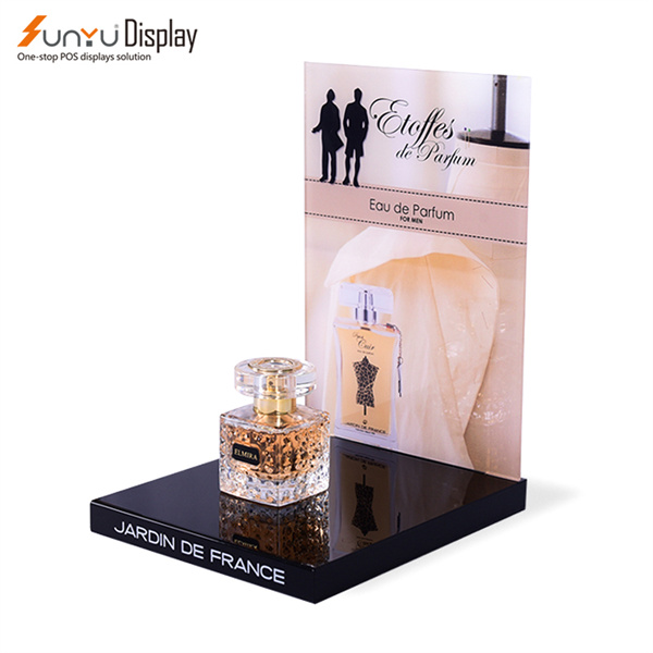 Sampaikan Pesan Anda dengan Stands Akrilik