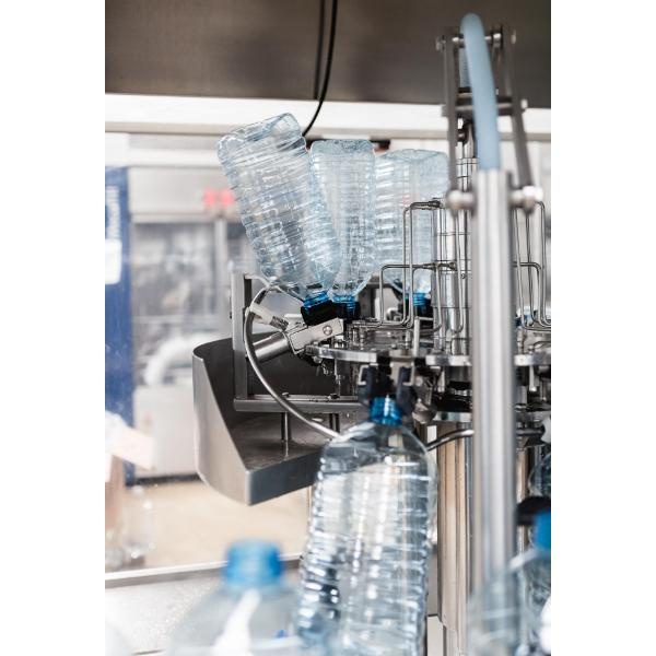 Inovacionet në pajisjet dhe makinerinë për mbushjen e ujit të shishës