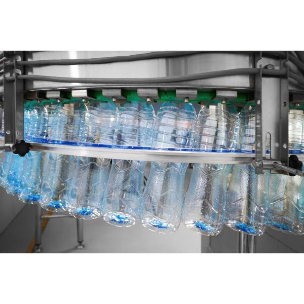 Korkealaatuisen veden huuhtelussa, täytössä ja sinetöinnissä käytettävän koneen valinnan tärkeyden korostus tuotantotarpeisiin.