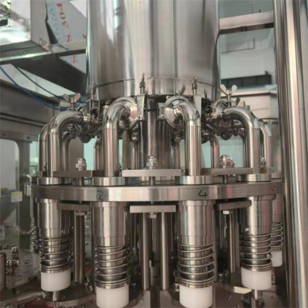 Mashina e zhvilluar për mbushje dhe sigillim të çungut të ujës