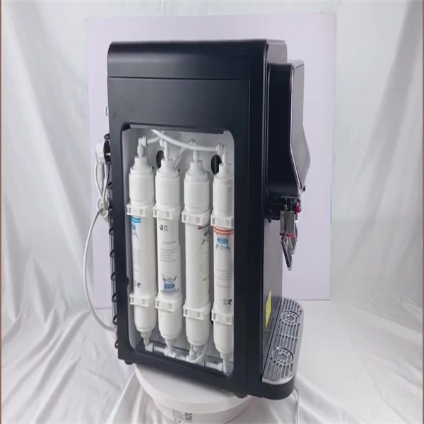 น้ำร้อนและเย็นเพียงปลายนิ้วสัมผัสกับเครื่องจ่ายน้ำบนเคาน์เตอร์