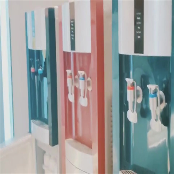 חסוך כסף ופחית זבל עם חביות גלון למילוי חוזר