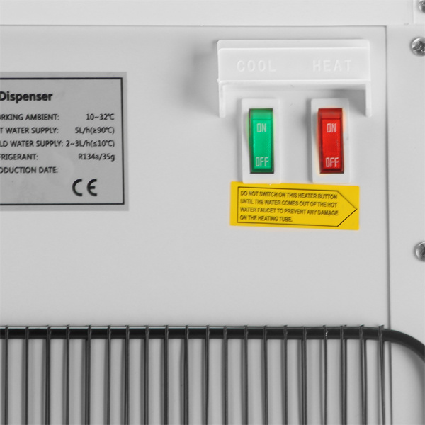 Mane satiatus cum nostra fideli fontana aquae posita in superficie operum