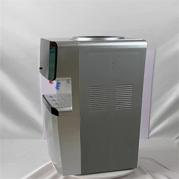 Haz que recargar agua sea fácil con un soporte para tu dispensador