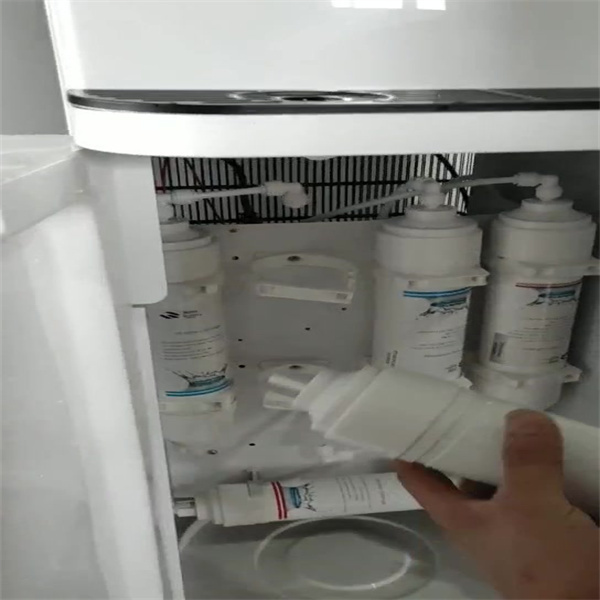 Profitez d'une eau potable pure et rafraîchissante avec le purificateur d'eau intelligent