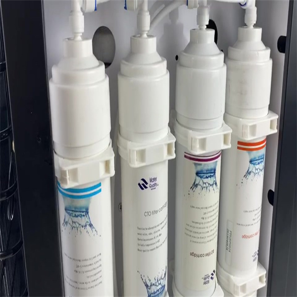 Comparatio Inter Diversos Genera Filtrorum Aquae Domus Universae et Eorum Costis.