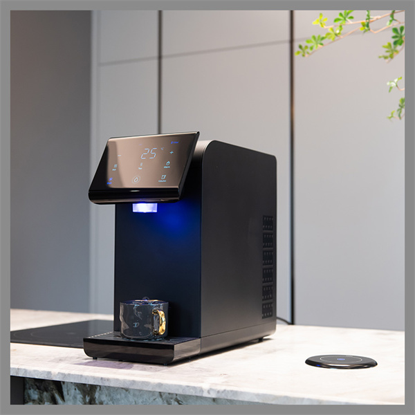 Модерн иш орундары үчүн стильдүү жана мейкиндикти камсыз кылган стол үстүндөгү суу диспенсерлери