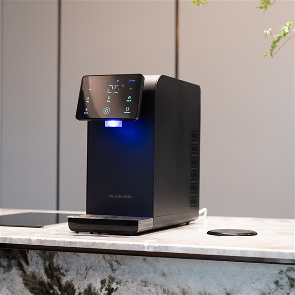 Стол үстү суу салкындаткычы менен пластикалык суу шишелеринен арылуңуз