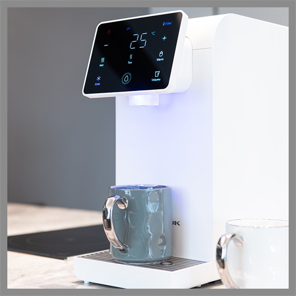 Чоң сумма чыгымдоонун зарылтыгынсыз суу фильтри менен диспенсерди пайдаланып бутылкалонон суулардан арылуңуз