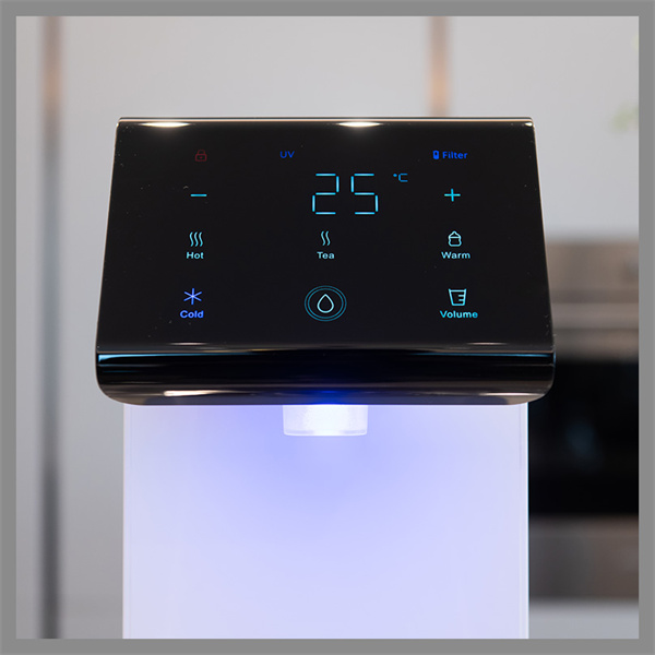 Биздин арзан жана ыңгайлуу тазалоочу куралыбыз менен шишеленип сатылган сууга коштук берип коюңуз