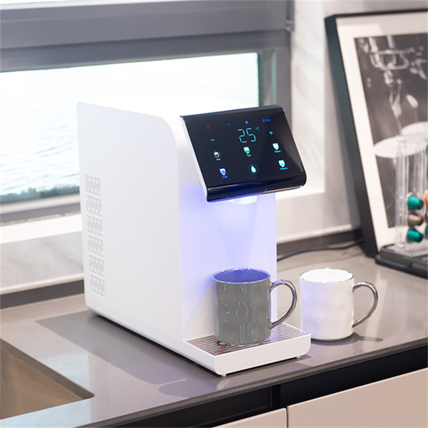 Жылдык суу диспенсерин кошуп, мурдагыдай эмес, тез жана практикалык кухняны алганызга жеткилин