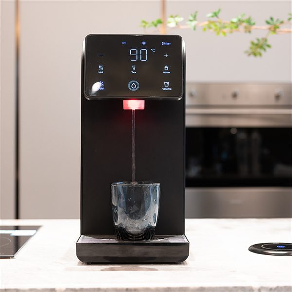 Пластмасса шишеге акыр салып, экологиялык таза сууга жакындаңыз