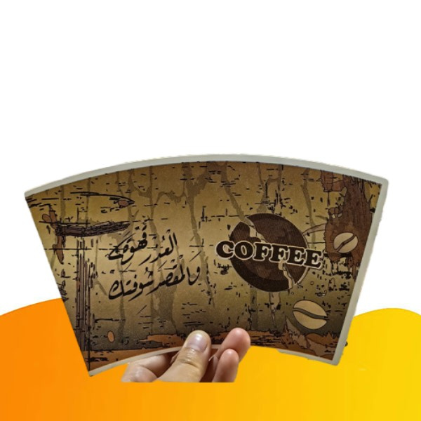 Užívání si kávy v papírovém kelímku.