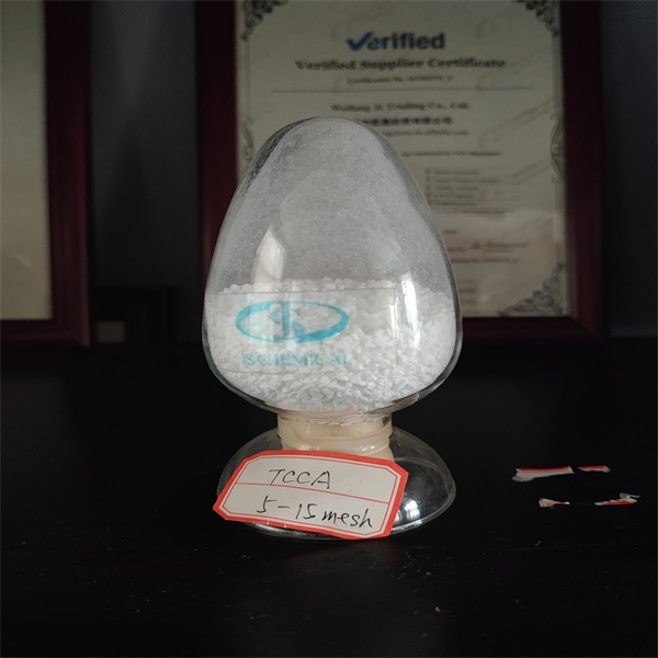 Göllerdeki yosun ve bakterilerle mücadele için güçlü TCCA 90 granülleri