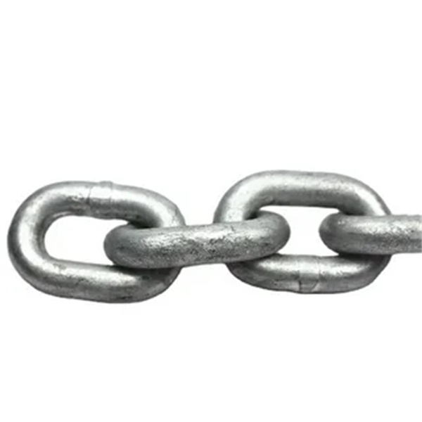 Modi creativi per integrare le vasche di ancoraggio delle catene per l'acqua piovana nel tuo arredo esterno