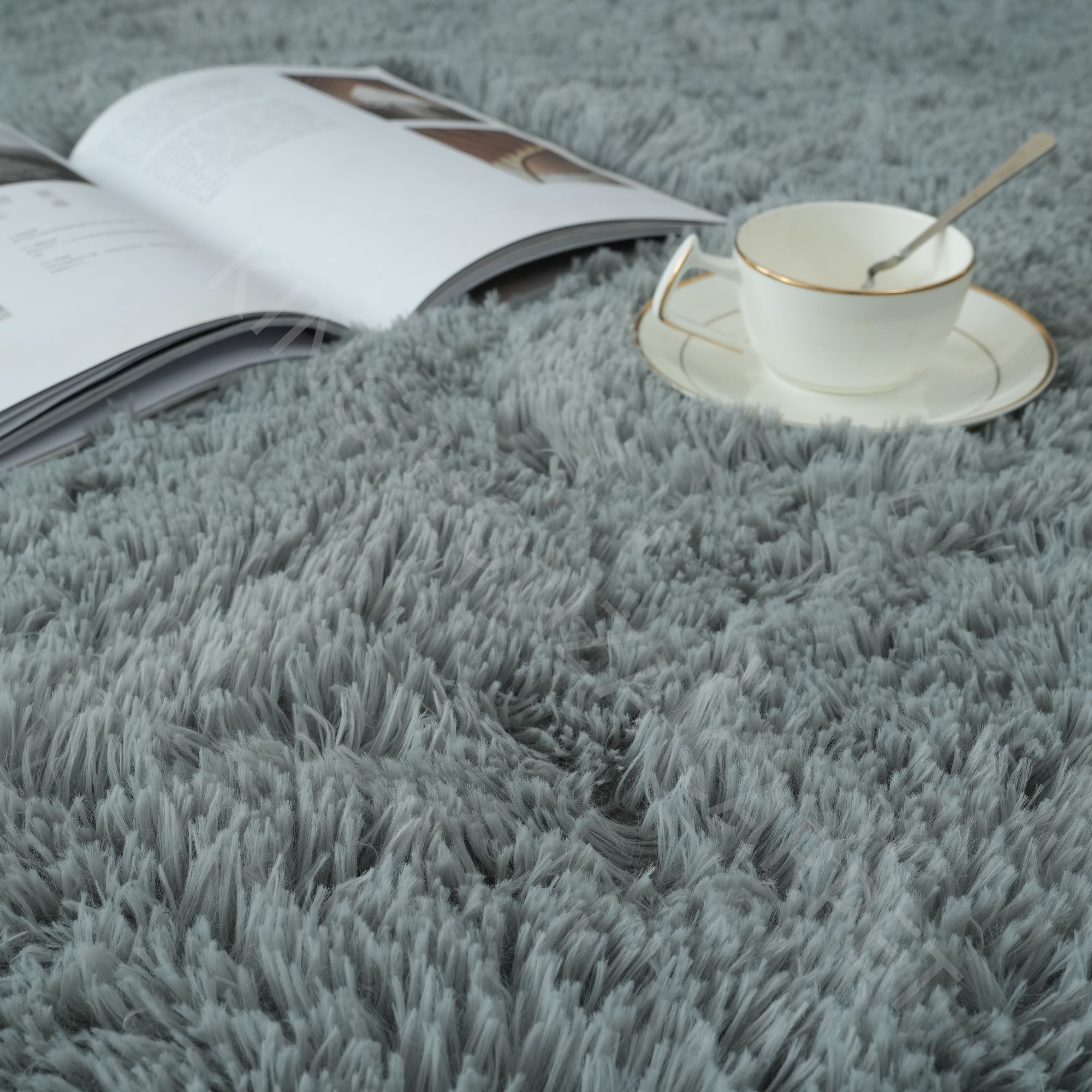 သင့်ခြေထောက်တွေကို ကျွန်မတို့ရဲ့ အလွန်ပျော့ပျောင်းပြီး ချောမွေ့တဲ့ စပ်ပြာထဲ နစ်မြုပ်စေပါ။